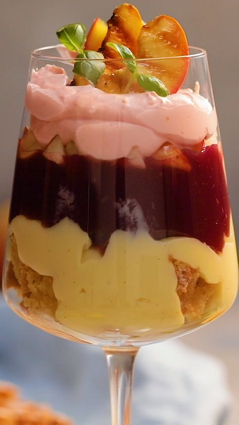 Quand ton dessert se prend pour un cocktail ça donne ce trifle à la Sangria que tu dégusteras au soleil tout l'été. Cette recette de trifle facile est rapide à réaliser et vaut carrément le détour ! Spanish Sangria, Brownie Recipe Video, Glass Desert, Desserts In A Glass, Dessert Original, English Summer, Trifle Recipe, Almond Cakes, Food Videos Desserts