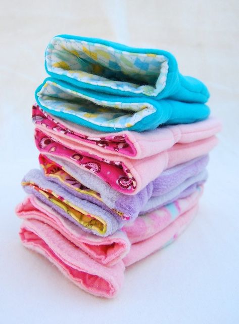 Fleece is such a great fabric to work with. Here are 30 fleece sewing projects to make (and a few no-sew projects too!) Pillows, blankets, scarves and more! Fleece Sewing Projects, Fleece Projects, Fat Quarter Projects, Ikat Bag, Sewing Fleece, Beginner Sewing Projects Easy, Leftover Fabric, Fabric Baskets, Sewing Projects For Beginners