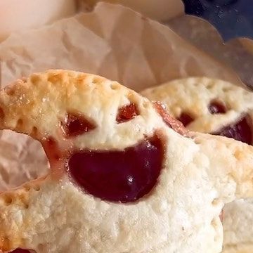 Holly Jade on Instagram: "OOGIE BOOGIE PASTRIES!👻 YAY or NAY? Who wants one? You’ve seen my Jack Skellington treats….it’s now time for Mr Oogie Boogie Man. A super fun & spoooky weekend treat!🎃👻 I had a spare roll of pastry + wanted to make something quick & easy (hence why this quick recipe is written here). Flakey puff pastry with jam filling, shaped as Oogie Boogie from The Nightmare Before Christmas! INGREDIENTS: 👻2 sheets of vegan puff pastry (you can use gluten-free from @jus_rol 👻1 j Puff Pastry With Jam, Pastry With Jam, Mr Oogie Boogie, Pizza Pie Recipe, Vegan Puff Pastry, Jam Raspberry, Oogie Boogie Man, Boogie Man, Baking Trays