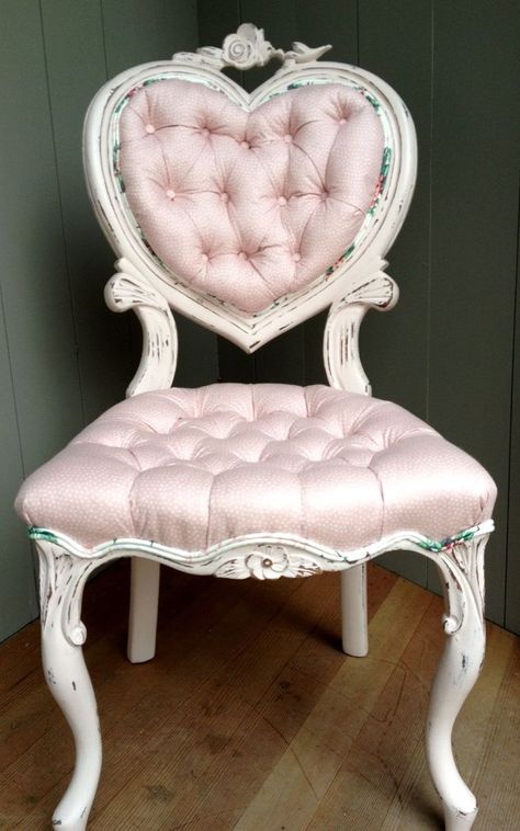 Shabby Chic Bedrooms, Camera Shabby Chic, Rooms Decoration, Shabby Chic Chairs, Shabby Chic Bathroom, Pink Chair, Shabby Chic Bedroom, Shabby Chic Pink, Chic Bathrooms