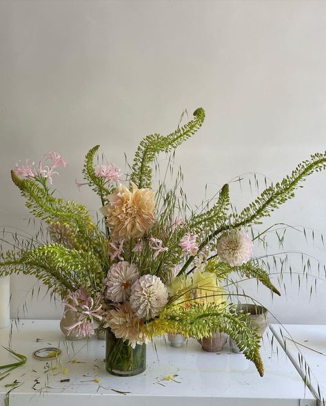 Modern Centerpieces, Flower Image, Organic Aesthetic, Ikebana Flower Arrangement, Vase Flower, Vase Arrangements, Flower Therapy, Pretty Plants, Instagram Summer