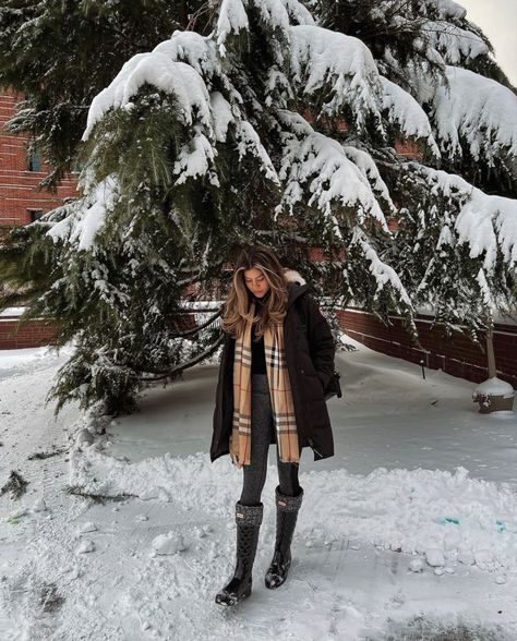 Winter Hunter Boots Outfit, Hunter Boots Snow Outfit, Rainboot Outfits Winter, Burberry Winter Outfits, Hunter Boot Winter Outfits, Hunter Boots Aesthetic, Hunter Boots Christmas Outfit, Burberry Shawl Outfit, Burberry Rain Boots Outfit