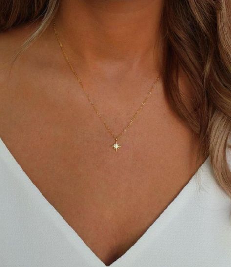 Simple Gold Neckles, Aesthetic Necklace Simple, Colares Aesthetic, Everyday Gold Necklace, Minimal Gold Jewelry, Neck Pieces Jewelry, Fancy Jewelry Necklace, Pretty Jewelry Necklaces, Gold Necklace Simple