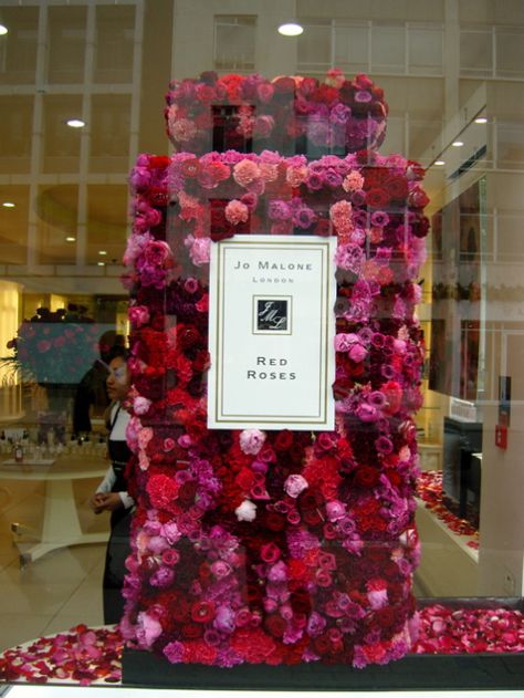 Sloane Street store-giant red roses! Photowall Event, Fragrance Garden, Jo Malone Red Roses, Photowall Ideas, Parfum Chanel, Photo Zone, Visual Merchandising Displays, Hotel Entrance, Foreign Travel