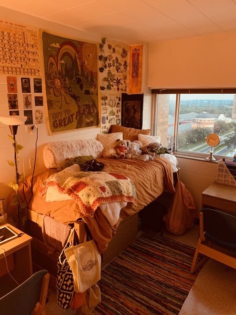 Cute Dorm Rooms For Two Cozy, Aesthetic Dorm Room Minimalist Cozy, Cozy Twin Bed Ideas, Cozy Dorm Room Ideas Boho, Aesthetic Dorms For Two, Vintage College Dorm, Dorm Room Ideas Brown, Dorm Inspo Cozy Double, Simple College Dorm