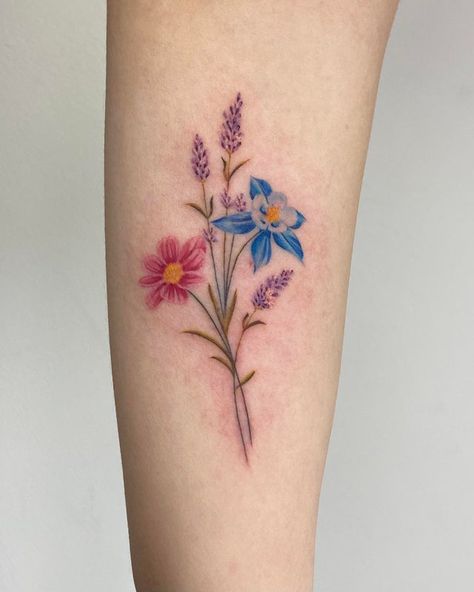 Daisy And Violet Bouquet Tattoo, Sweet Pea And Daisy Tattoo Birth Flowers, Sweat Pea And Daisy Flower Tattoo, Daisy And Cosmos Tattoo, Daisy And Violet Tattoo, Daisy Sweet Pea Tattoo, Daisy And Sweet Pea Tattoo Birth Flower, Haley Tattoo, Daisy And Sweet Pea Tattoo