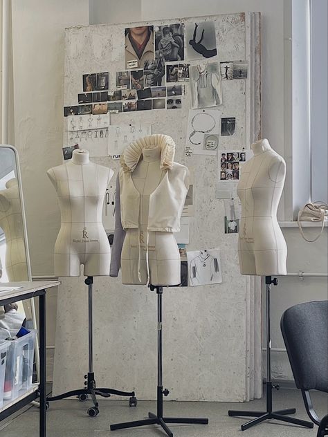 Fashion Designer School, Home Fashion Studio, Fashion Room Aesthetic, Fashion Designer Room, Fashion Designer Lifestyle, Fashion Design Aesthetic, Fashion Design Business, Fashion Major, Design Studio Workspace