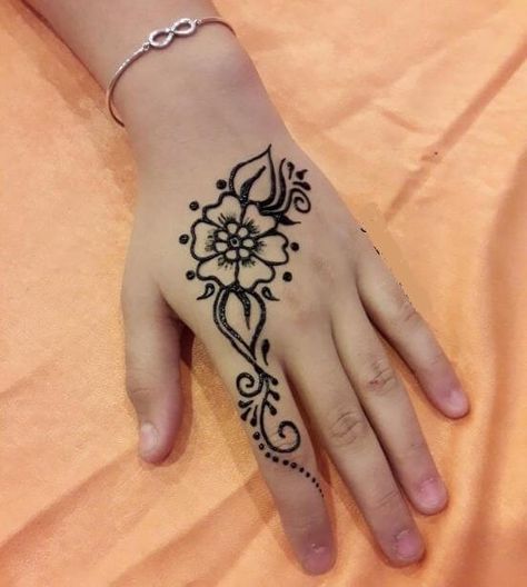 Henna Tattoos Black Henna Tattoo, Hanna Tattoo, Small Henna Tattoos, Small Henna Designs, Cute Henna Tattoos, Henna Style Tattoos, Small Henna, Henna Designs For Men, Henna Drawings