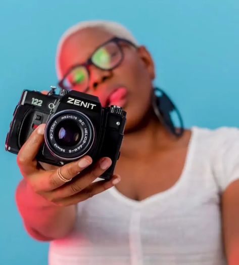 Black Female Photographers Doing It For The Culture - xoNecole: Women's Interest, Love, Wellness, Beauty Black Women Photographers, Female Photographer Aesthetic, Photoshoot With Camera, Videography Branding, Black Photographers, Camera Poses, Artist Photoshoot, Non Binary Fashion, Women Photographers