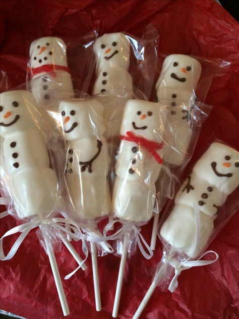 Chocolate covered marshmallow snowmen! Diy Christmas Presents For Family, Christmas Presents For Family, Christmas Stall Ideas, Dipped Marshmallows, Christmas Candy Crafts, Presents For Family, Christmas Fair Ideas, Chocolate Dipped Marshmallows, Marshmallow Snowman