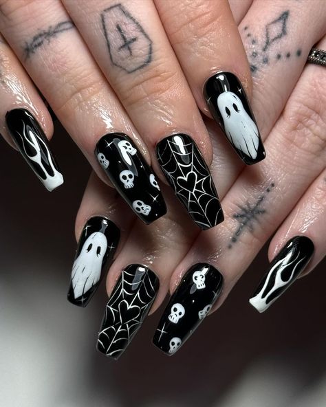 These spooky nails are bootiful! 👻💅🏽 📸 spellboundxnails Horror Nails, Holloween Nails, Spooky Chic, Spooky Nails, Skull Nails, Witchy Nails, Halloween Acrylic Nails, Gothic Nails, October Nails