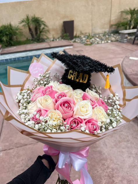 Cute Graduation Flowers, Pink Graduation Bouquet, Ramos For Graduation, Flower Graduation Bouquet, Korean Rose Bouquet, Diy Graduation Flower Bouquet, Senior Flowers Bouquets, High School Graduation Flowers Bouquet, Small Graduation Bouquet