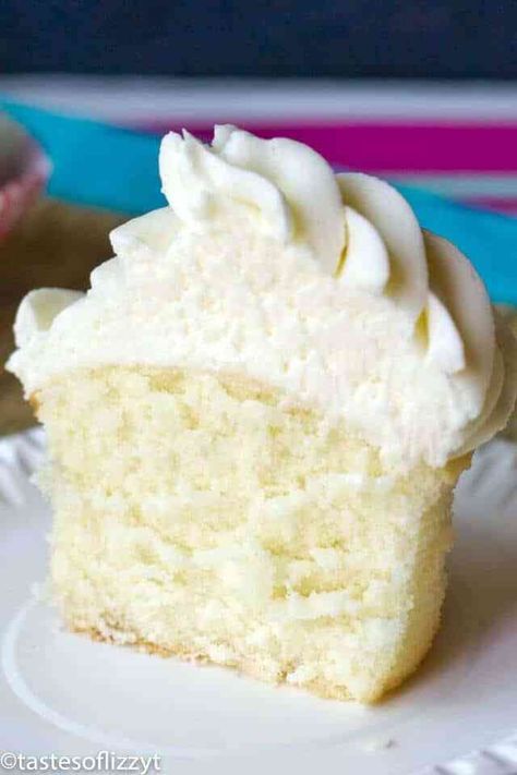 Simple Vanilla Frosting, Buttercream Frosting Recipe Easy, Vanilla Buttercream Recipe, White Foods, Easy Vanilla Frosting, Gluten Free Vanilla Cake, Cupcakes Vanilla, Homemade Buttercream, Cupcakes Easy