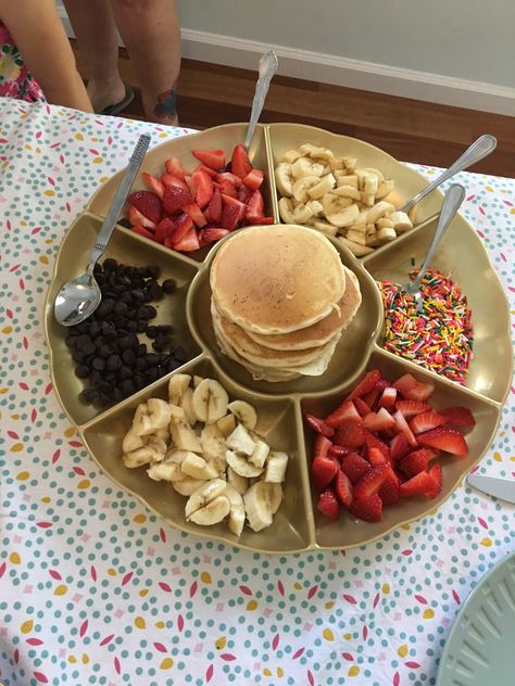 Pancake Table Setup, Pancake Presentation, Pancakes Designs, Pancake Buffet, Pancakes Bar, Pancake Day Ideas, Pancake Station, Mini Pancake Bar, Pancakes Birthday