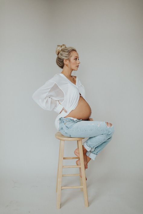 Home Maternity Photography, Maternity Shoot Outfit, Studio Maternity Shoot, Maternity Studio Photoshoot, Studio Maternity Photos, Cute Pregnancy Pictures, Maternity Photo Outfits, Vogue Kids, Maternity Photography Studio