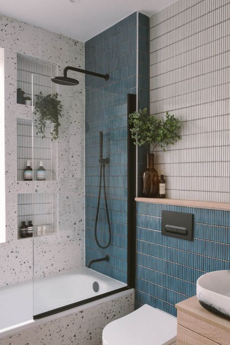 Small Main Bathroom Ideas Layout, Bathrooms With Concrete Countertops, Tiled Bathroom Renovation, Bathroom Smart Ideas, Small Renovated House, Small Space Shower Ideas, Bathroom Remodel Mid Century Modern, Small Bathroom Apartment Ideas, Modern Small Bathroom Designs