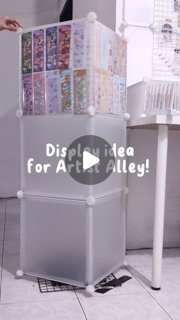 Painting Vendor Display, Display Market Ideas, Diy Craft Display Ideas, Artist Alley Display Ideas Tips, Artist Alley Print Display, Information Booth Display Ideas, Print Display Ideas, Artist Alley Setup, 10x10 Vendor Booth Layout