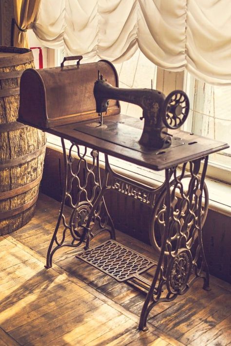 Old Fashioned Sewing Machine, Victorian Sewing Machine, Old Machines Vintage, Vintage Sewing Machine Aesthetic, Dark Academia Sewing Room, Vintage Sewing Aesthetic, Antique Sewing Room, Vintage Antique Decor, Singer Sewing Machine Ideas