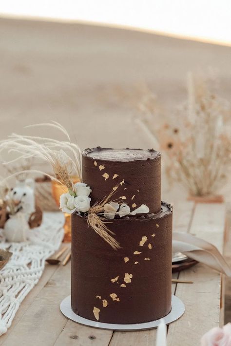 Rose Setup, Best Wedding Cakes, Morocco Desert, Boho Cake, Chocolate Cake Designs, Pretty Wedding Cakes, Chocolate Wedding, Wedding Cake Photos, Dubai Desert