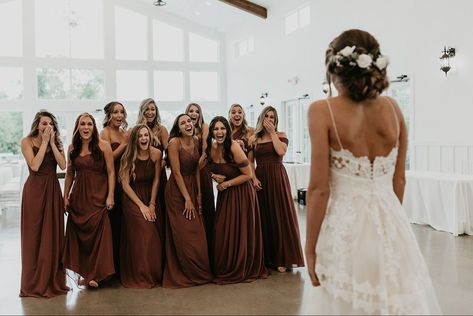 Bridesmaid Reveal, Bridesmaids Photos, Foto Tips, Wedding Goals, Wedding Wishes, Wedding Pics, Wedding Poses, Fairytale Wedding, Wedding Pinterest