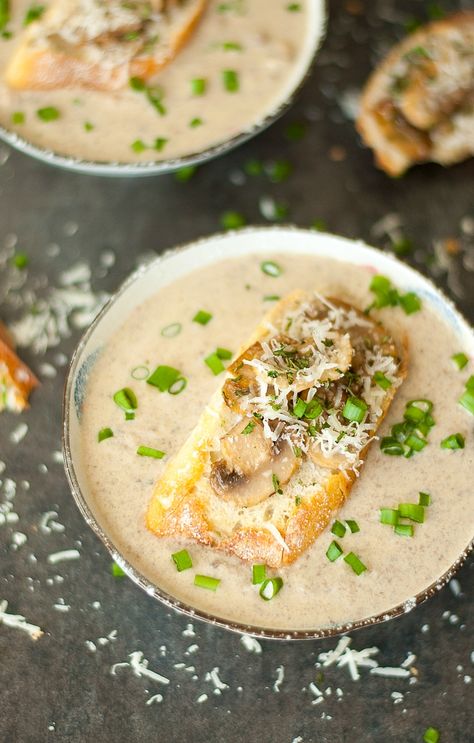 Creamy Mushroom Brie Soup with Garlicky Mushroom Bruschetta // comfort food Mushroom Brie, Brie Soup, Mushroom Bruschetta, Brie Cheese Recipes, Creamy Mushroom Soup, Brie Recipes, Savory Soups, White Bean Soup, Creamy Mushrooms