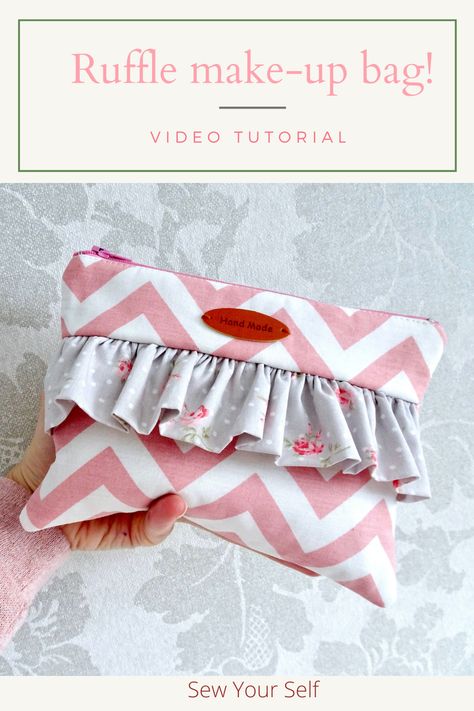 Ruffle Zipper Pouch, Canvas Pencil Pouch, Ruffle Bag Pattern, Super Easy Sewing Projects For Beginners, Diy Fabric Pouches, Tutorial Pochette, Makeup Bag Pattern, Diy Ruffle, Ruffles Bag