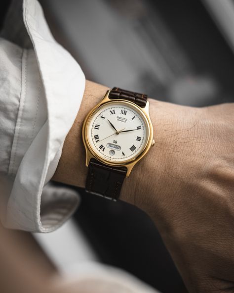 Just look at those day-date windows 😍 What’s the first watch that comes to mind that features beautiful typography on its dial? A lot of watches have decent type, but this Seiko SQ Roman Day-Date was the one that made me stop and notice it. One look at that gorgeous letter work and I knew I had to have it! (Luckily I was able to claim one from one of @oldtimer.watch’s coveted drops!) And because it’s a Seiko, it also wears like a charm! A perfect value prop for when you want to feel like a... Casio Watches For Men, Seiko Vintage Watch, Casio F91w, Seiko Vintage, Casio Watches, Stylish Watches Men, First Watch, Retro Watches, Men's Vintage Watch