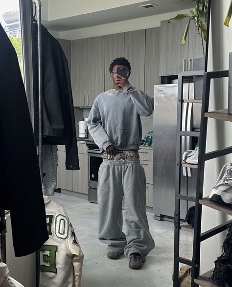 Sweatpants Baggy Outfits, Sweatpants Outfit Man, Nike Sweatpants Outfit Men, Hoodie And Sweatpants Outfit Men, Baggy Sweatpants Outfit Men, Men Baggy Outfit, Grey Sweatpants Outfit Men, Men Sweatpants Outfit, Nike Sweatpants Outfit