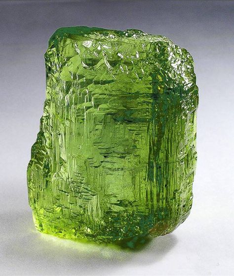 Peridot: Harmonizes relationships by alleviating jealousy & anger + enhances compassion & regulates the cycle of life by assisting in rebirth & renewal Peridot Crystal, Pretty Rocks, Beautiful Rocks, Mineral Stone, Peridot Gemstone, Minerals And Gemstones, Rocks And Gems, August Birth Stone, Precious Gems