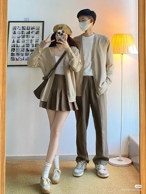 Color Cordinate Outfit Couple Ideas, Couple Same Clothes Outfits, Casual Couples Outfits, Cute Couple Fits, Couple Outfit Ideas Casual, Sweet Korean Couple, Couple Matchy Outfits, Matching Couple Outfits Korean, Matchy Outfit Couple Casual