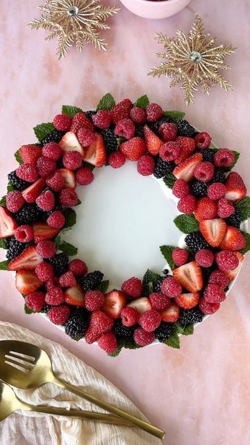 Liz Borgo | Dietitian | Easy Recipes on Instagram: "DAY 1 - Festive Recipes✨ A party-ready fruit platter. Try this beautiful berry wreath to bring colour and celebration to your table. Very quick to assemble, I put this together on Christmas morning for breakfast/brunch and it’s done in less than ten minutes. Or you can make it a few hours in advance, cover and refrigerate. A great way to make the most of our summer berries, but you can adjust the fruits and try sliced stone fruit, cherries, or melons. Christmas Berry Wreath Ingredients - serves 6 500g strawberries 250g raspberries 250g blackberries or blueberries 250g vanilla yoghurt or coconut yoghurt Bunch of fresh mint Dusting of icing sugar Method: 1. Take a large circular plate or platter. Mine is 30cm wide. If yours is Deco Fruit, Holiday Fruit, Coconut Yoghurt, Fruit Platter Designs, Festive Recipes, Fruit Wreath, Christmas Platter, Decorações Com Comidas, Winter Fruit