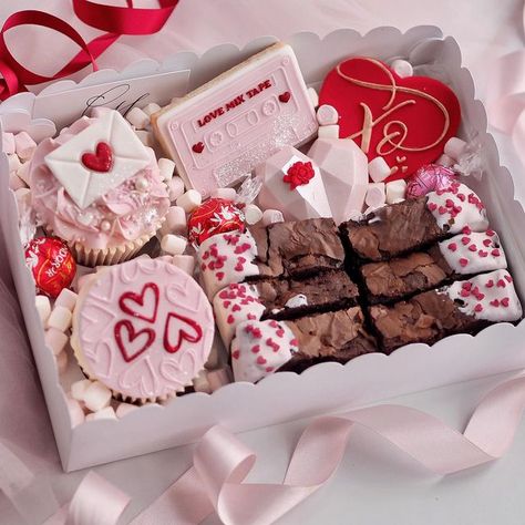 Anniversary Treat Box Ideas, Valentine's Day Treat Boxes, Valentines Day Sweets Box Ideas, Treat Boxes Ideas, Valentine Pastry Box Ideas, Treat Box Ideas, Valentine Day Treats, Valentine Treat Boxes, Treat Boxes Ideas Packaging