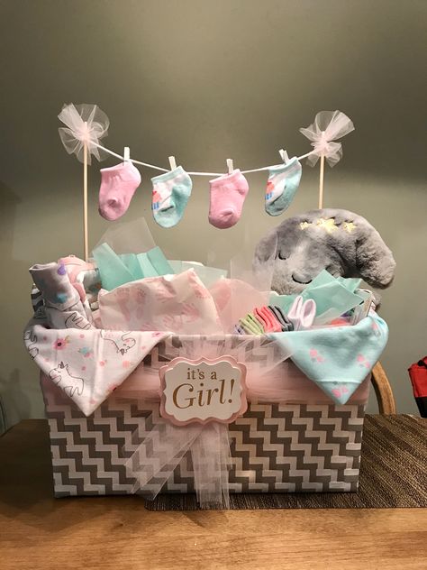 Baby Shower Wardrobe Gift, Laundry Basket Gift Ideas, Baby Shower Girl Gifts Basket, Baby Girl Gift Basket, Girl Gift Baskets, Baby Shower Gift Box, Idee Babyshower, Baby Shower Baskets, Baby Shower Crafts