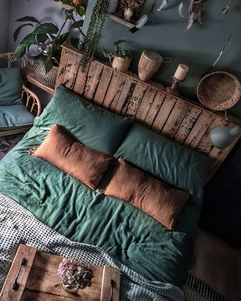 This needs to be my bedroom. It's definitely the colour direction I want-- copper with mossy green. I'd have bits of grape purple too. The rustic wood and plants are always welcome. Small Foyer Ideas, Bohemian Bedrooms, Moody Bedroom, Bohemian Bedroom, Bedroom Green, Ideas Living, Dream Bedroom, Design Case, Dream Room