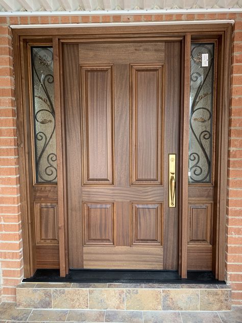 What do you think of this traditional wood door? Our traditional wooden doors are legendary for their long-lasting appeal. Whether you’re looking for a clean, classic wooden door or a cozy carriage house design, you will find the right material and design for your space. We use only the most sturdy materials consisting of a variety of the best quality wood, which is FSC approved. Choose between red and white oak, mahogany, walnut and the like. Learn more about our traditional doors! #customdo Simple Wooden Door Designs, Usi Exterior Casa, Wooden Door Design Entrance, Classic Wooden Doors, Classic Front Door, House Entrance Doors, External Wooden Doors, House Main Door, Box Bed Design