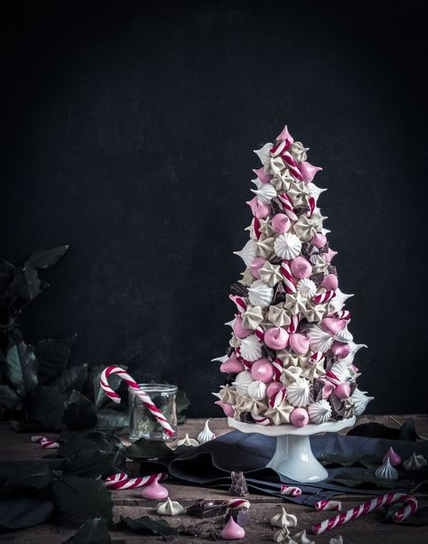 Meringue Christmas Tree - Emma Ivane Recipes Meringue Christmas Tree, Meringue Christmas, Meringue Recipes, Meringue Pops, Christmas Tree Food, Recipes For Christmas, Unicorn Desserts, Christmas Pastries, Pink Food Coloring