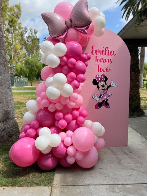 Birthday Theme Mickey Mouse, Pink Minnie Mouse Party Ideas, Minnie Birthday Balloons, Minnie Mouse Birthday Party Balloons, Minnie Balloon Decorations, Mini Mouse Balloon Decoration, 1st Birthday Party Ideas Minnie Mouse, Small Minnie Mouse Party, Minnie Mouse Birthday Party Backdrop