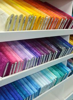 Fabric Shop Display, Easy Quilting Projects, Bolts Of Fabric, Fabric Store Displays, Fabric Store Design, Easy Quilting, Table Quilt, Clothing Store Displays, Retail Store Interior Design