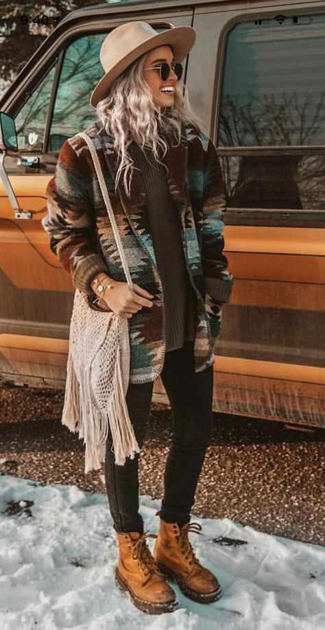 Winter Country Chic Outfits, Boho Looks Winter, Winter Boho Aesthetic, Street Style 40 Year Old, Boho Outfit With Hat, Peru Style Outfits, Boho Winter Fashion 2023, Bohemian Outfit Ideas Winter, Fall Outfits Women Boho