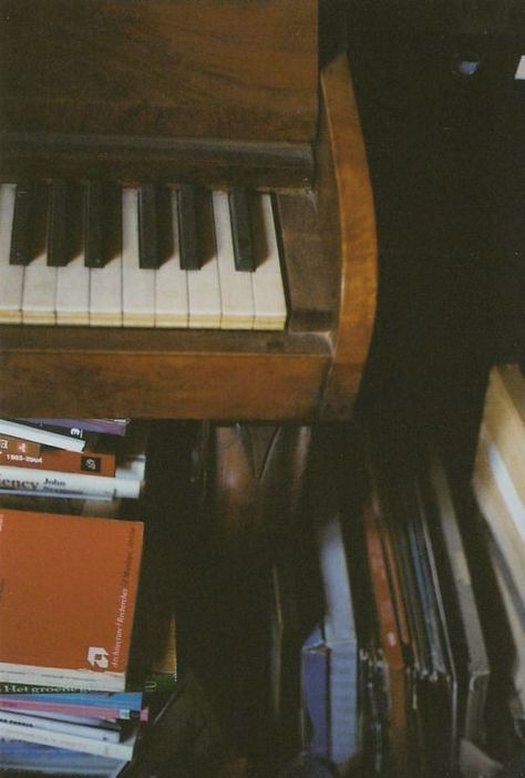 Piano Music With Letters, Fotografi Vintage, Character Inspo, Skateboarder, Music Aesthetic, Music Design, Music Wallpaper, Retro Aesthetic, Vintage Photo