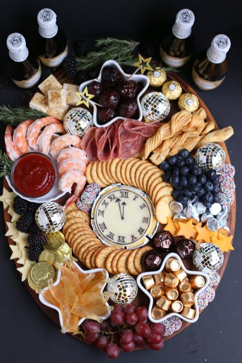 New Years Eve Snacks, Nye Food, New Years Dinner Party, New Year's Snacks, New Years Eve Food, Charcuterie Board Ideas, New Years Dinner, Charcuterie Inspiration, Charcuterie Platter