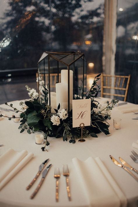 Photography Themed Wedding, Emerald Accent Wedding, Black Floral Centerpiece Wedding, Black Decor For Wedding, Popular Wedding Centerpieces, Tabletop Wedding Decor, Modern Elegant Wedding Aesthetic, Wedding Decor Romantic Elegant, Modern Bridesmaids Bouquets