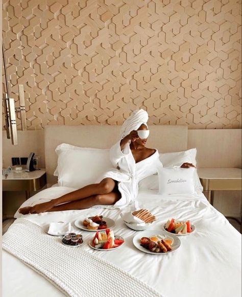 Bed Shoot Ideas Women, Luxury Hotel Photoshoot Ideas, Birthday Breakfast Outfit Ideas, Hotel Bed Photoshoot Ideas, Birthday Bed Pictures, Birthday In Bed Photoshoot Ideas, Birthday Shoot In Bed, Bed Photoshoot Black Woman, Birthday Bed Photoshoot Ideas