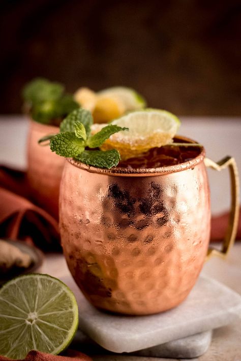 Moscow Mule is a classic and refreshing ice-cold cocktail with vodka, lime juice, and ginger beer. Easy to make in just a couple of minutes! Moscow Mule Aesthetic, Mezcal Mule, Classic Vodka Cocktails, Sweet Tea Vodka, Toddy Recipe, Hot Toddies Recipe, Moscow Mules, Vodka Lime, Italian Menu