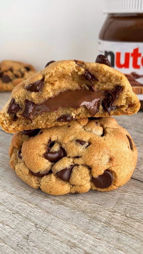 fitwafflekitchen on Instagram: NUTELLA STUFFED NYC COOKIES 😍 Omg you guys… I am in love with these cookies!! ❤️ It’s always difficult getting cookies to stay nice and… Nutella Filled Cookies, Nyc Cookies, Nutella Chocolate Chip Cookies, Nutella Cookies, Bicarbonate Of Soda, Filled Cookies, Food Babe, Sweet Snacks Recipes, Food Obsession