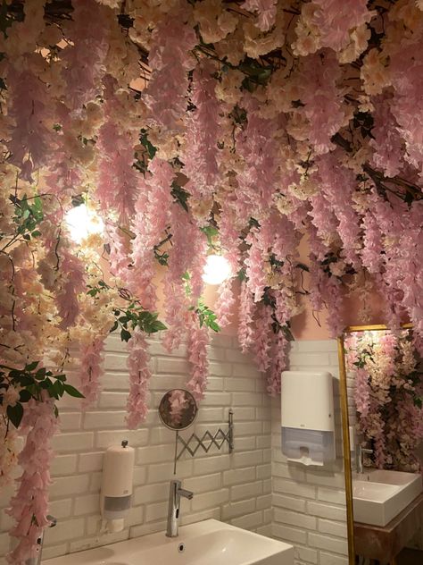 Flower Ceiling Decorations, Floral Room Decor Diy, Hanging Flower Wall Bedroom, Flower Ceiling Bathroom, Room With Flowers Decor, Flowery Bathroom Ideas, Floral House Decor Interior Design, Flower Wall In Bathroom, Shower Flowers Bathroom