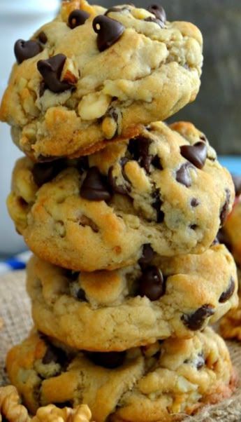 Walnut Chocolate Chip Cookies Walnut Chocolate Chip Cookies, Levain Bakery, Dessert Aux Fruits, Small Bench, Chocolate Chip Recipes, Delicious Cookie Recipes, Upper West Side, West Side, Favorite Cookies