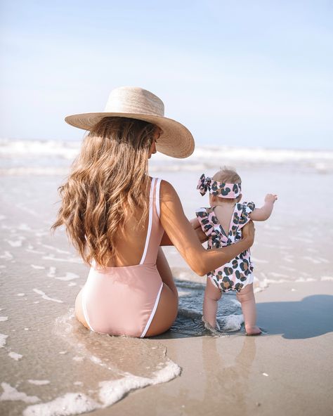 The beach is our happy place! Baby On The Beach, Baby Beach Pictures, Baby Beach Photos, Beach Photoshoot Family, Mama And Baby, Family Beach Pictures, Baby Beach, Beach Family Photos, Beach Pictures Poses