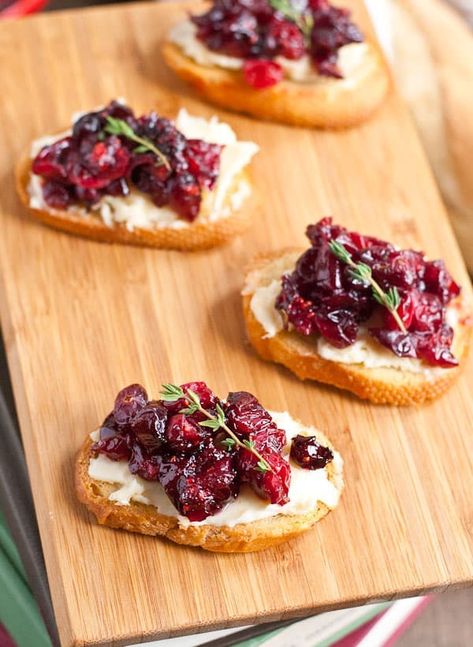 Cranberry Brie Crostini, Brie Crostini, Best Thanksgiving Appetizers, Holiday Party Appetizers, Brie Appetizer, Crostini Appetizers, Cranberry Brie, Holiday Appetizers Easy, Christmas Appetizers Party