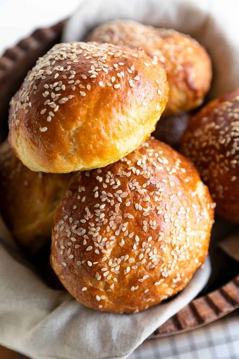 Burger Potato Bun Recipe, Potato Brioche, Best Roll Recipe, Potato Bun Recipe, Bread Recipes Easy, Bread Brioche, Brioche Burger Buns, Homemade Bread Recipes, Homemade Burger Buns